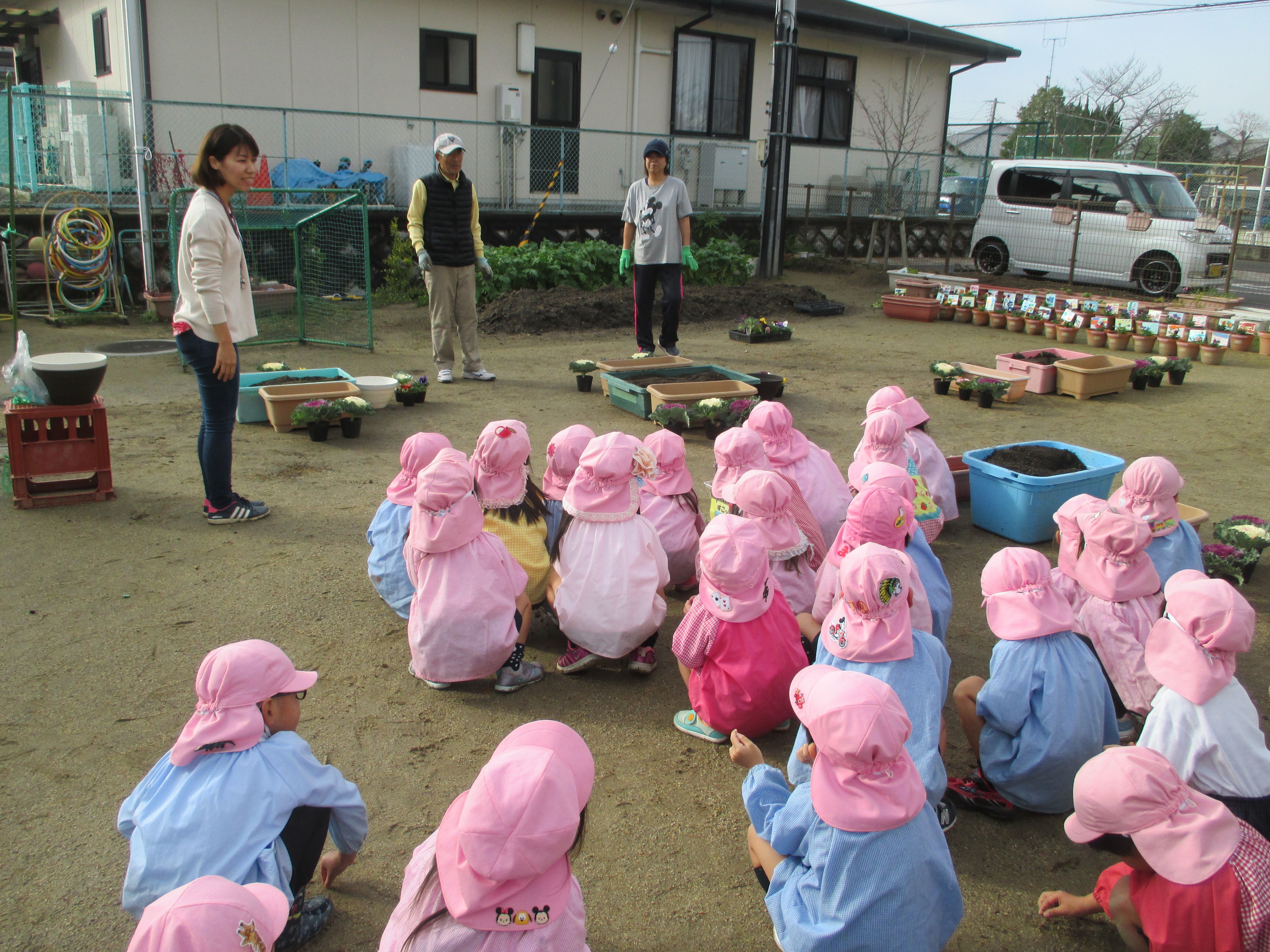 地域の方と一緒に花を植えたよ＜4歳児＞の画像1