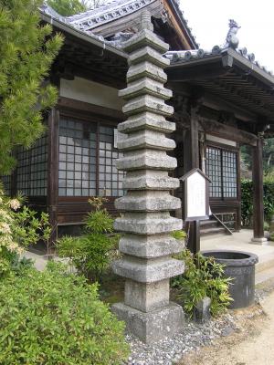 石造十三重塔(善法寺)