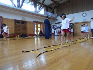 剣道のラダートレーニングをする女の子