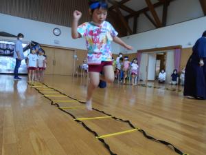 ラダートレーニングをする子ども達