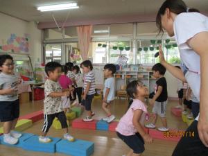 積み木の道で遊んでタッチ