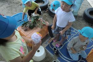 泡のデザートを見る3歳児