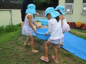 山の上へ水を運びます