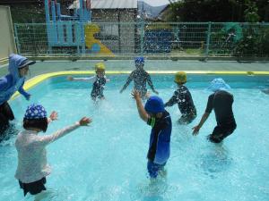 プール開きで水遊び