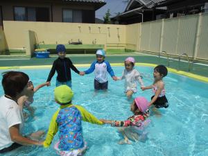 プール開きではなぐみさんも水遊び