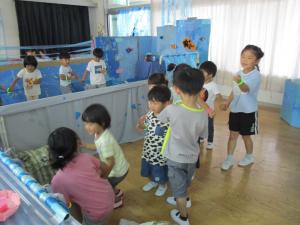 水族館で小さい子を案内しています。