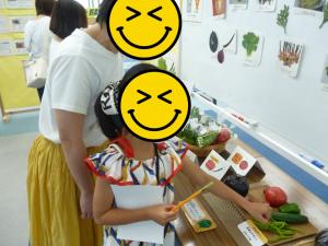 展示している大和野菜を参加者さんが触っている様子