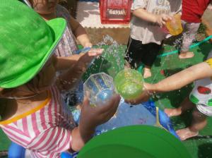 噴水の水をコップで受け止めている