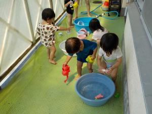 タライの水をすくっているよ