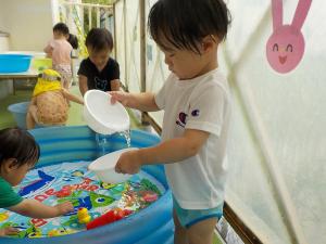 お椀からお椀にジャーとしているよ