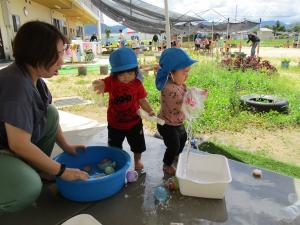 ０歳児　水遊び1