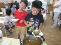 カレーを盛り付けています