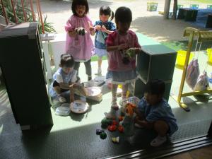 大掃除でままごとコーナーおそうじ