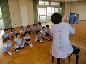 終業式で園長先生の絵本タイム