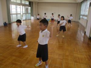 ダンスクラブで体操あそび