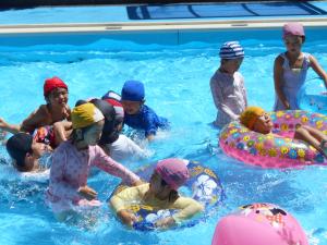 プールで子どもが浮き輪に乗っている