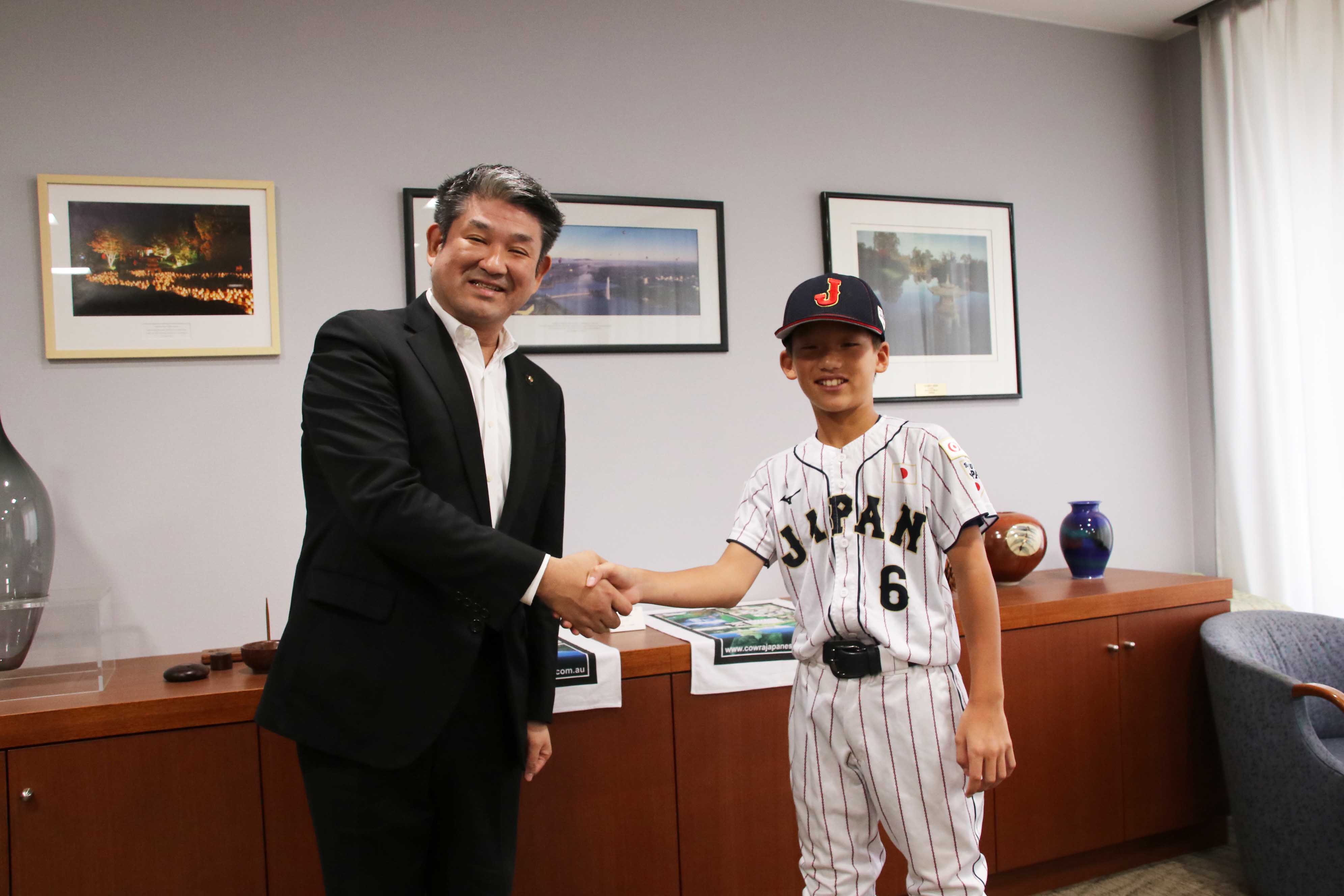 WBSC U-12代表・富田選手 表敬訪問（キャンベラの間）