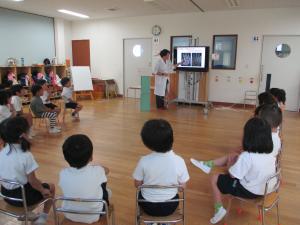 先生の説明を聞いています