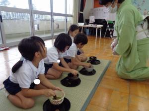 お茶をたてる子ども達