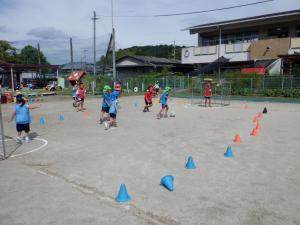 サッカーをしているよ