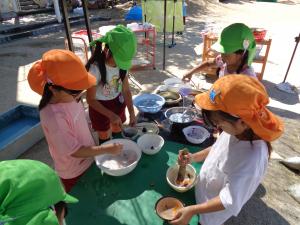 色水づくりや石鹸で泡づくりをしています