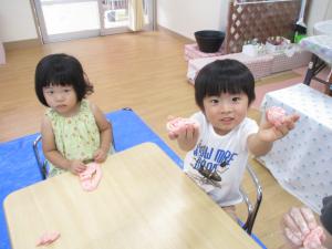 小麦粉粘土で形をつくっている写真