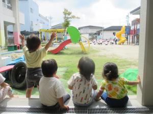 4歳児のダンスを見ています