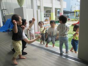 4歳児のダンスを見て踊っています