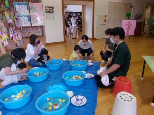 園の先生担当の生き物すくいを楽しみました。