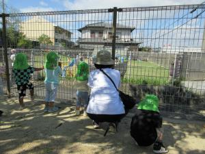 運動会の練習風景を見ている