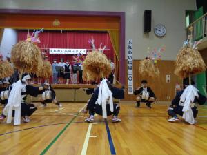 円形になっての踊り