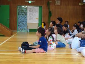 見入ってる園児