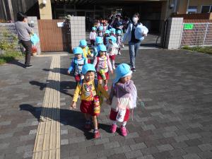 3歳児遠足出発