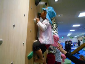 3歳児ロッククライミング