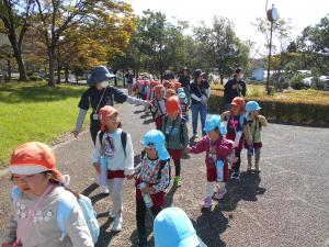 手を繋いで公園に行きました