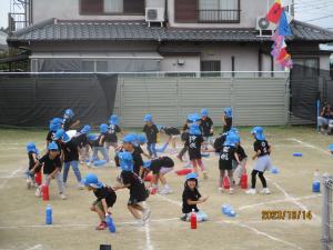 チームに分かれてペットボトルを倒したり、起こしたりしている