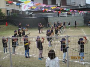 子ども達がなるこを持って踊っている