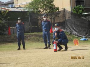 消防士さんの話を聞いている