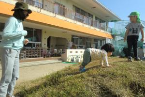 お山もハイハイで登ります