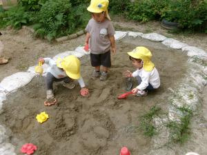 1歳児　砂場遊び