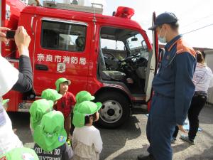 消防車を見ている