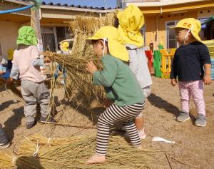 ワラをダイナミックに触っている子