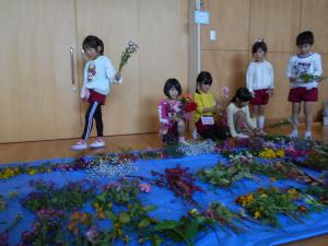 お花選びをしている子供