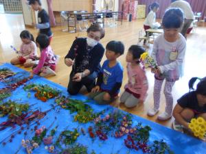 生け花のお花選びをしている