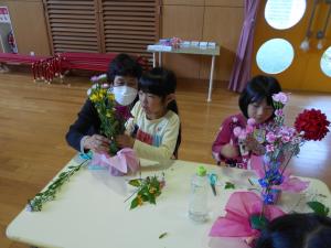 オアシスに生け花する子ども