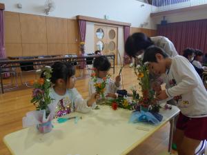 好きな花を選んで生け花をする