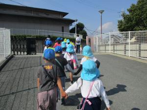 小学校を出発します。