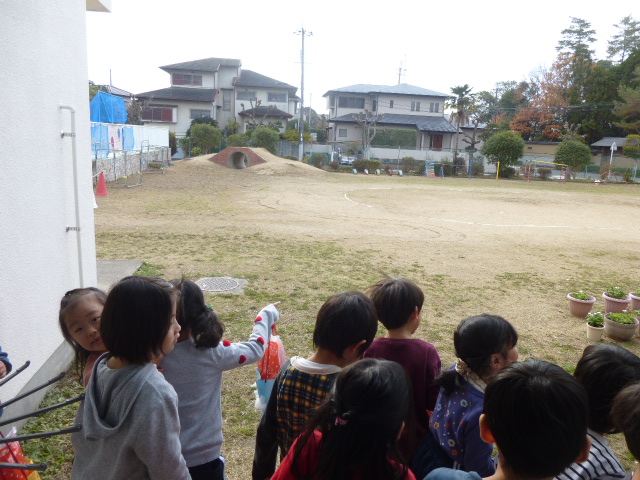 お楽しみ会　園庭にソリの跡をみつけました