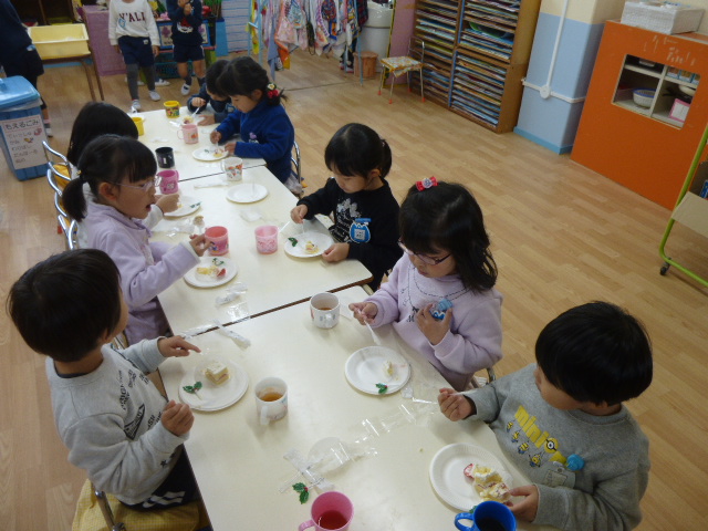 お楽しみ会　いちごのケーキを食べました