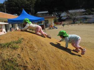 築山を登っているよ